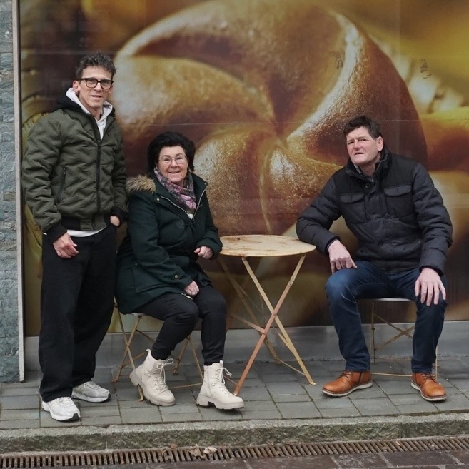 Stephanos, Sonja und Christian vorm Hirzabauer Nah & Frisch